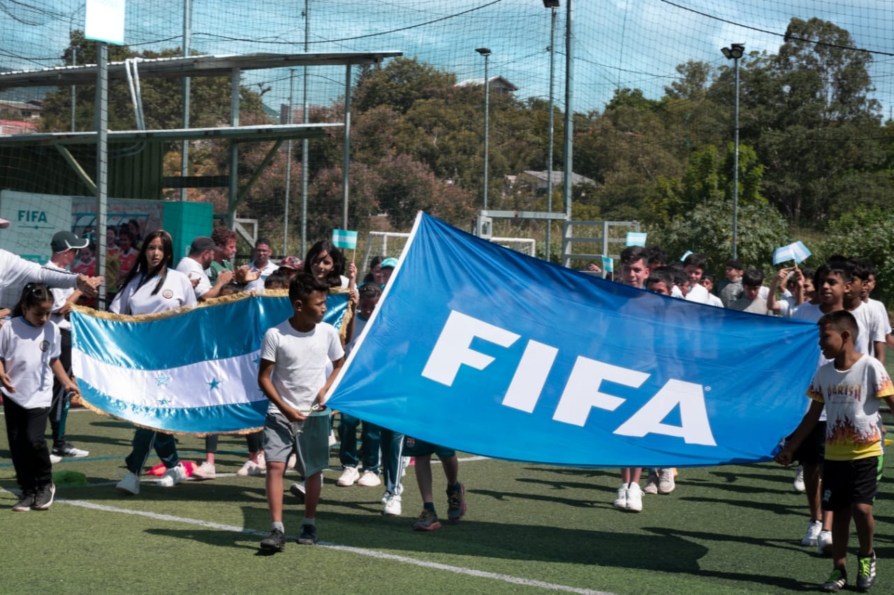 Clausuran capacitación de profesores de educación física en metodología Footballs For School